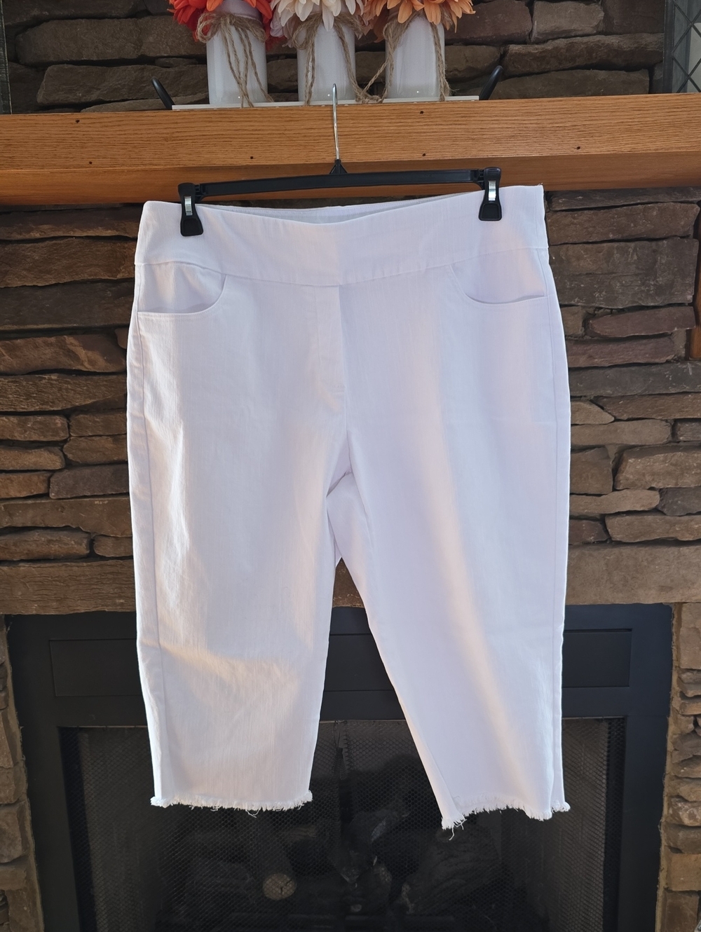 Alfred Dunner White Stretch Capri with Frayed Hem